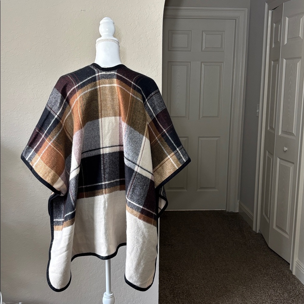 Vince Camuto Women’s Plaid Reversible Poncho with toggle NWT One Size - Picture 5 of 6